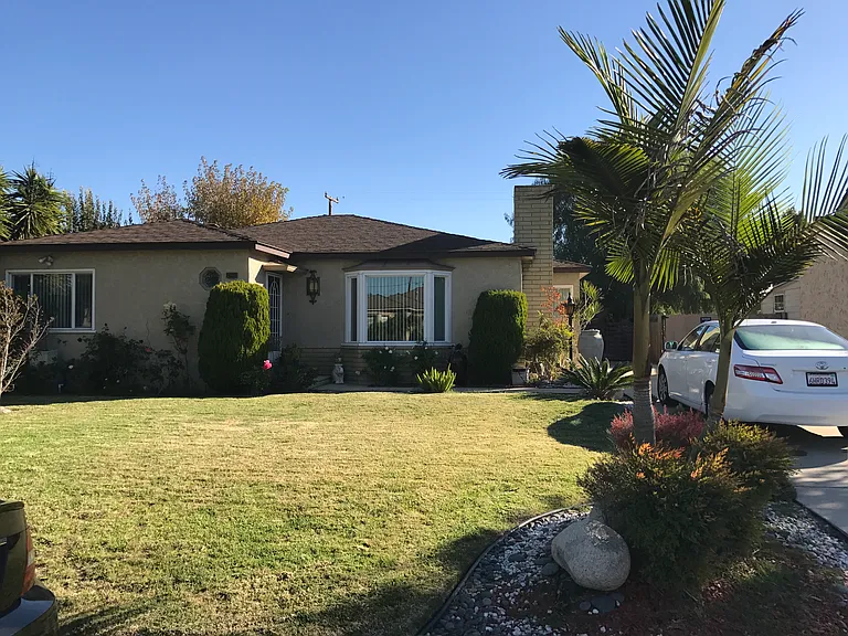 4638 Blackthorne Ave — Photo 1