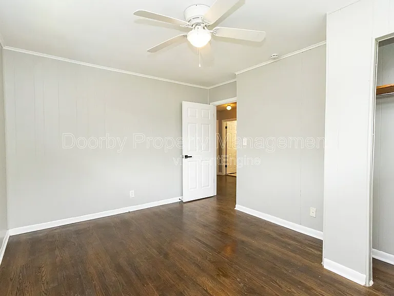 1127 Clermont Dr — Photo 12