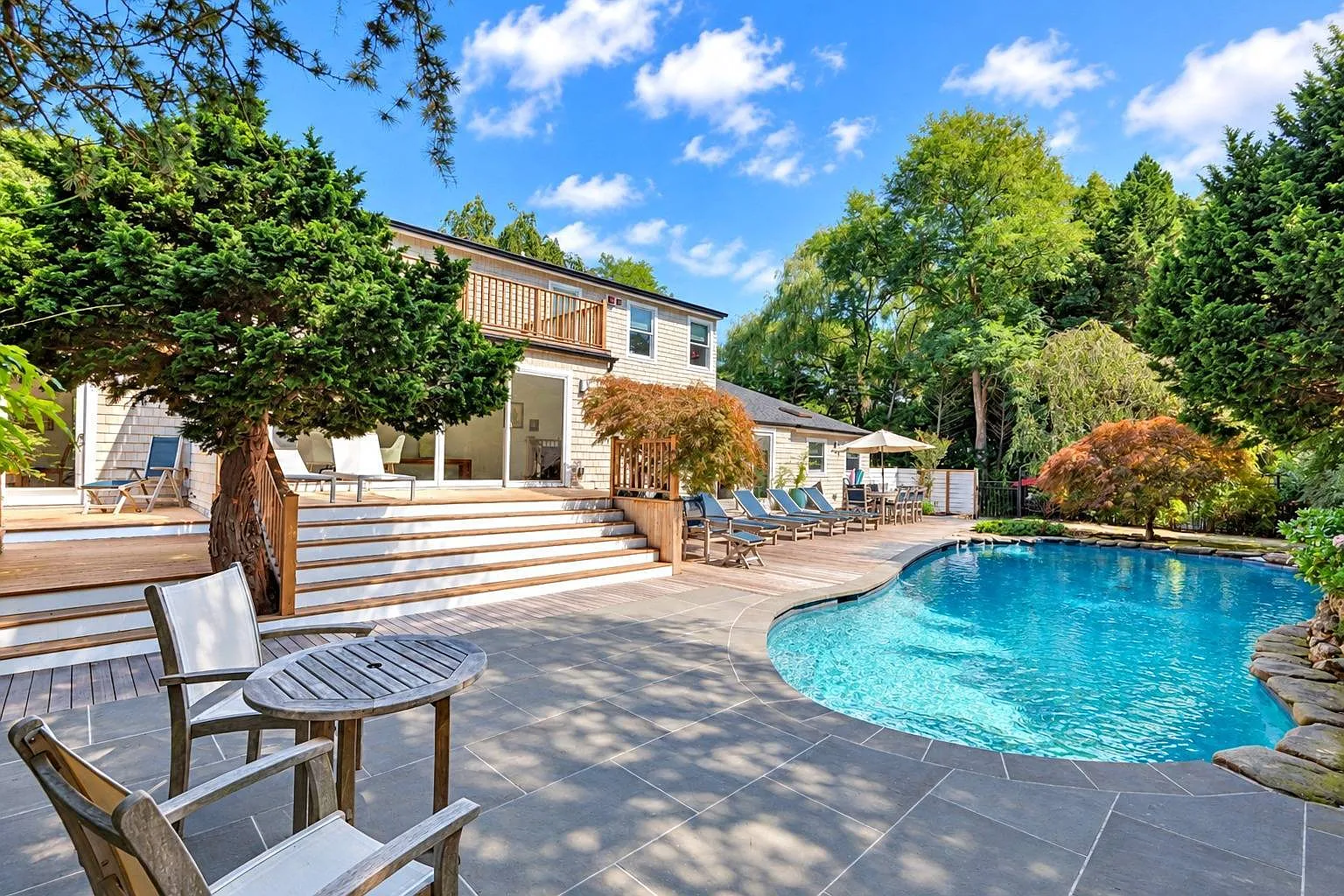 Private Retreat in Southampton with all the modern amenities!! — Photo 3