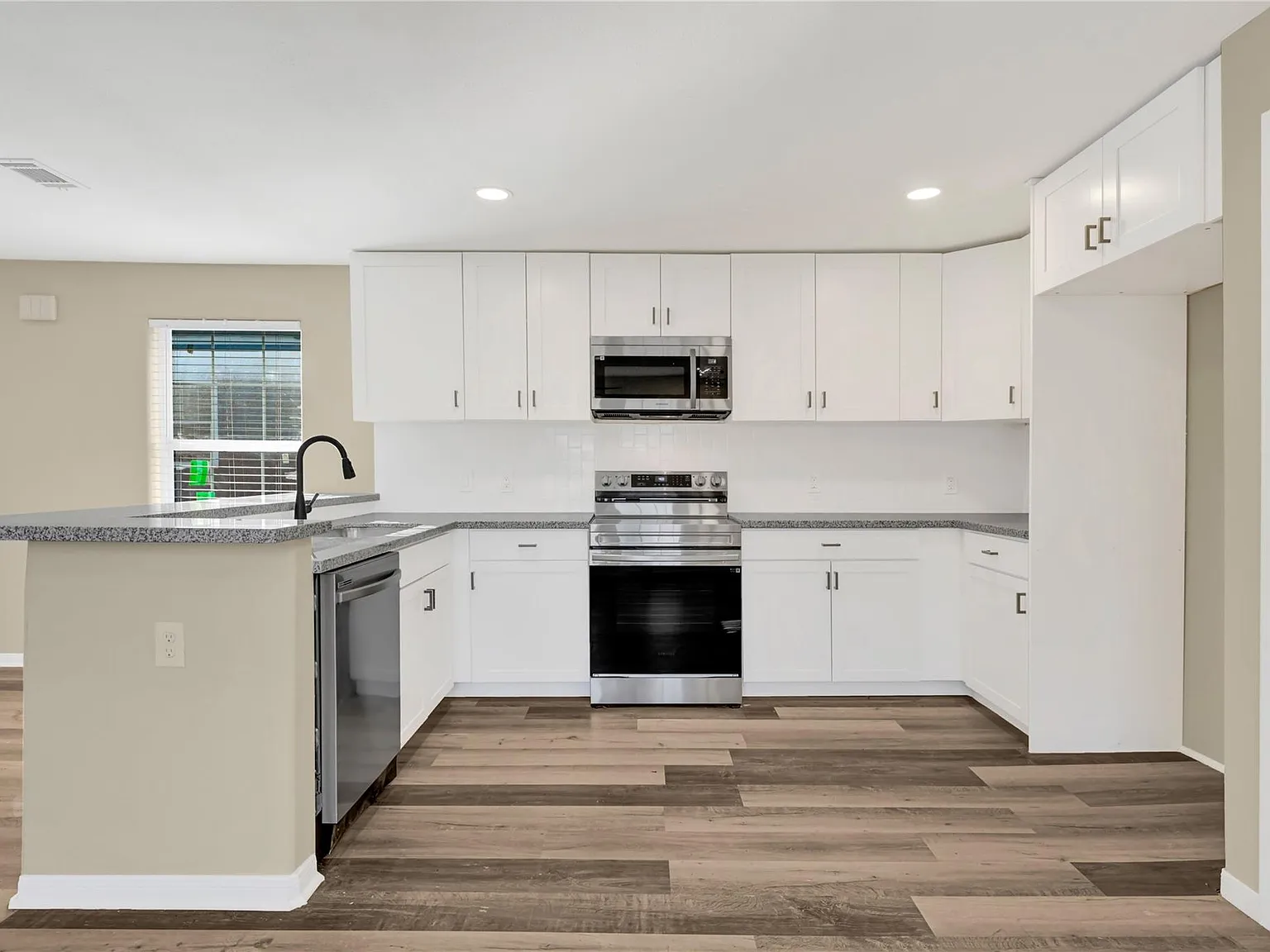 3 bed, 2.0 bath, 1198 sqft, $1,650 — Photo 2