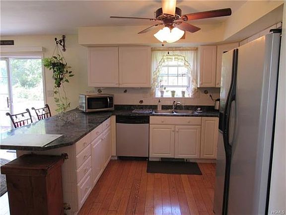 4th image of 44 Laurie Ln