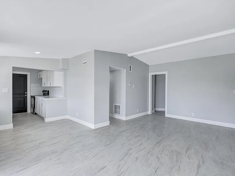 325 Capri Blvd #2 — Photo 6