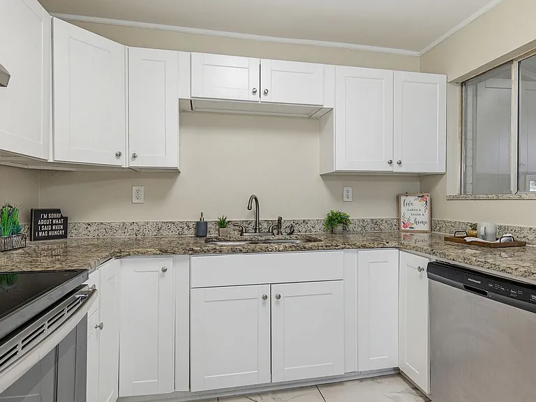 1095 Texas Pkwy — Photo 18