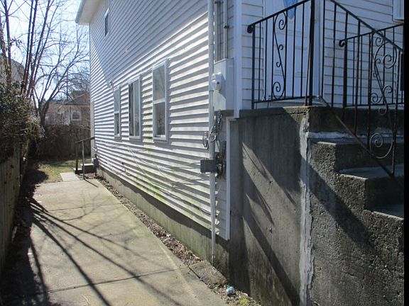 3rd image of 166 Wellington St