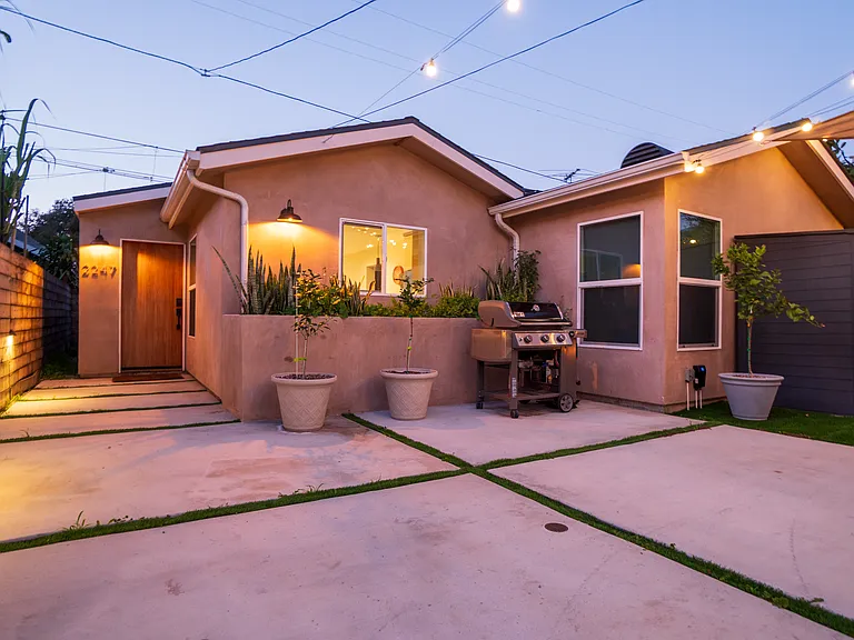 2247 Shoredale Ave — Photo 2