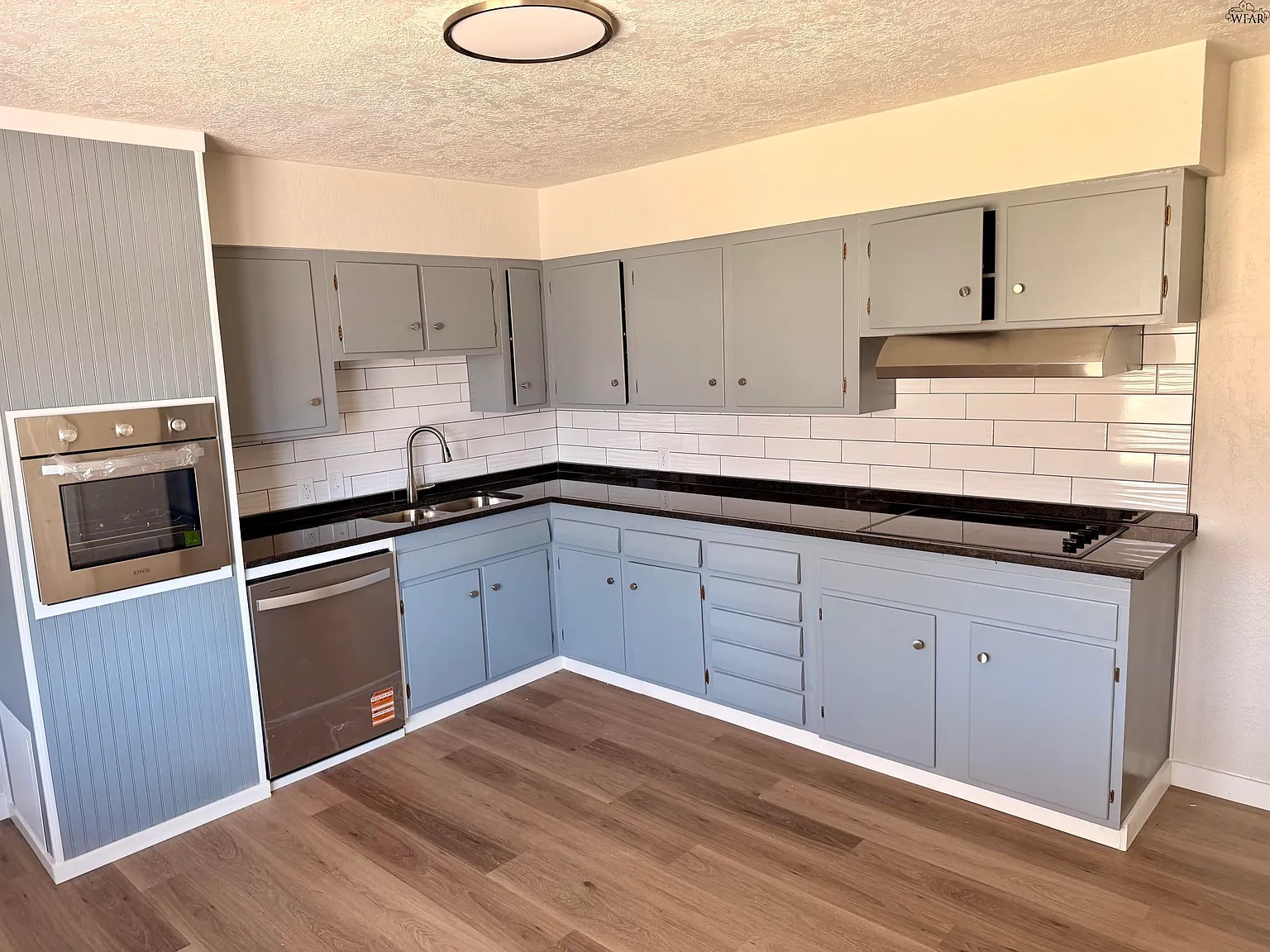 3 bed, 2.0 bath, 1458 sqft, $2,300 — Photo 2