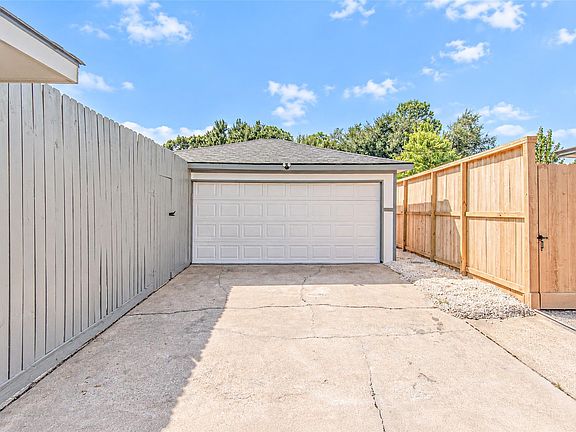 3rd image of 7623 Braes Meadow Dr