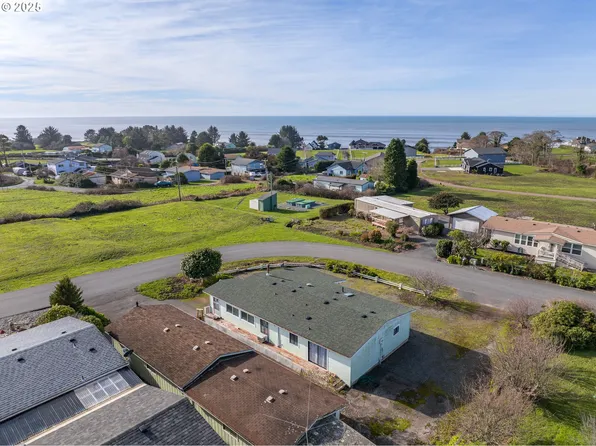 98631 Camellia Dr, Brookings, OR 97415