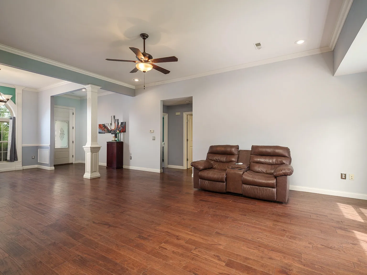 3 bed, 1923 sqft, $2,195 — Photo 2