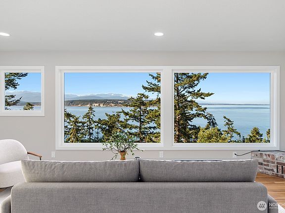 3rd image of 111 W Vancouver Drive