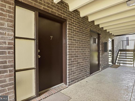 5th image of 8 Stonehenge Cir APT 7