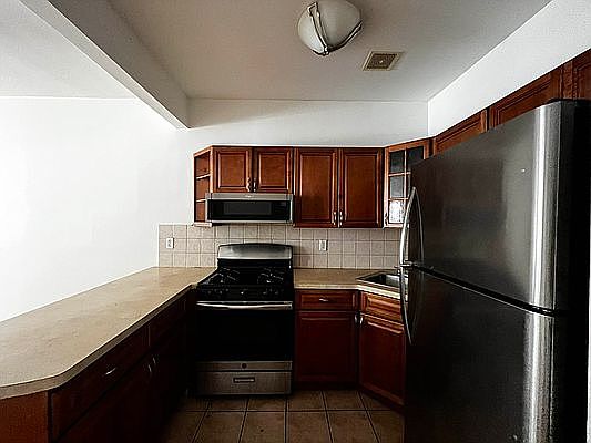 5th image of 219 Vernon Ave #2