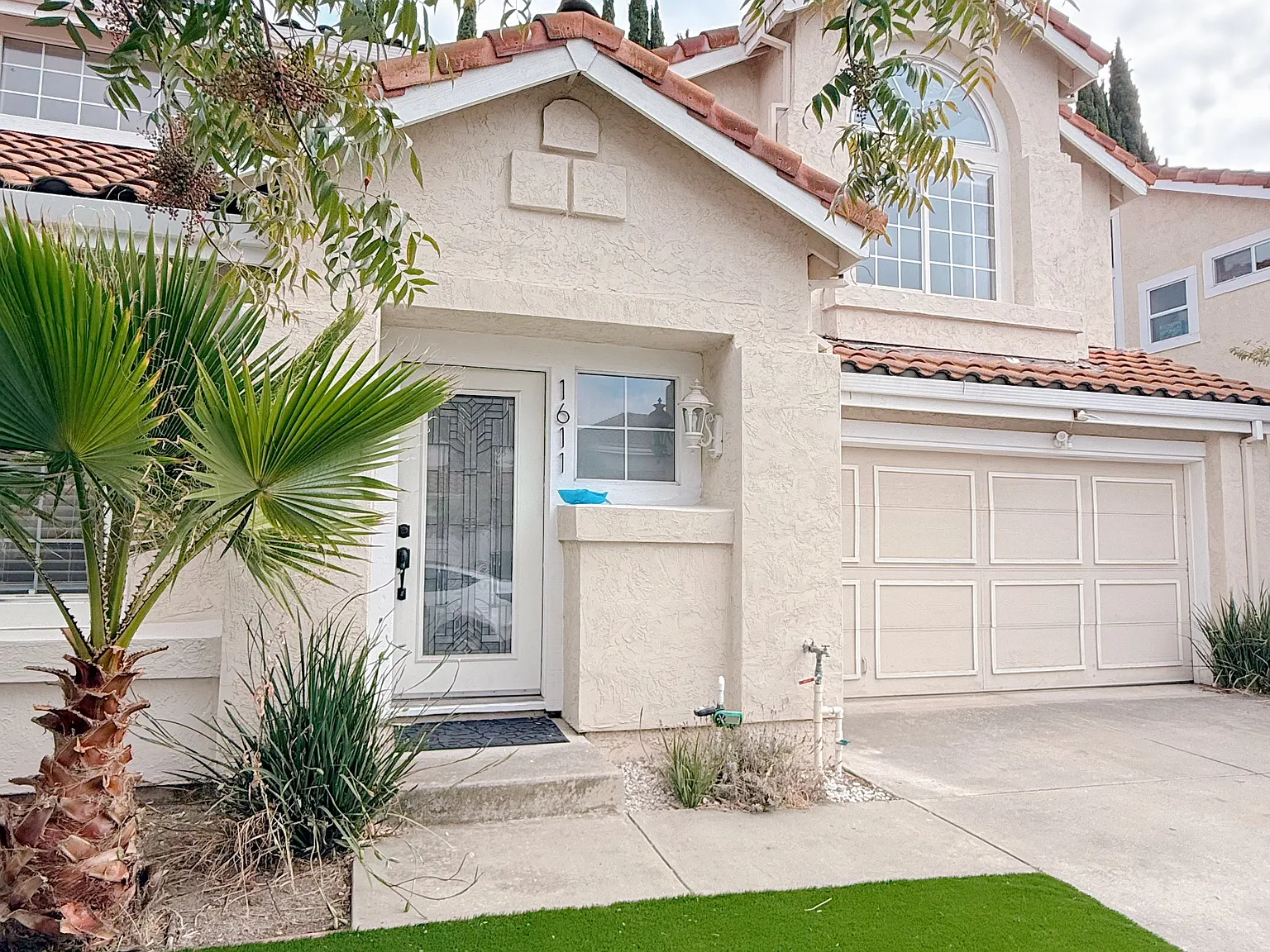 4 bed, 1828 sqft, $4,950 — Photo 1