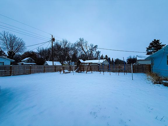 5th image of 906 Main St