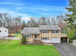 23 Sherwood Dr, Nanuet, NY 10954