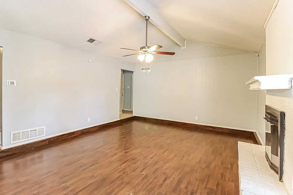 3 bed, 2.0 bath, 1356 sqft, $1,915 — Photo 4