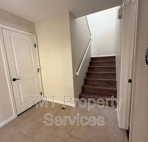 242 Lucas Ln — Photo 3