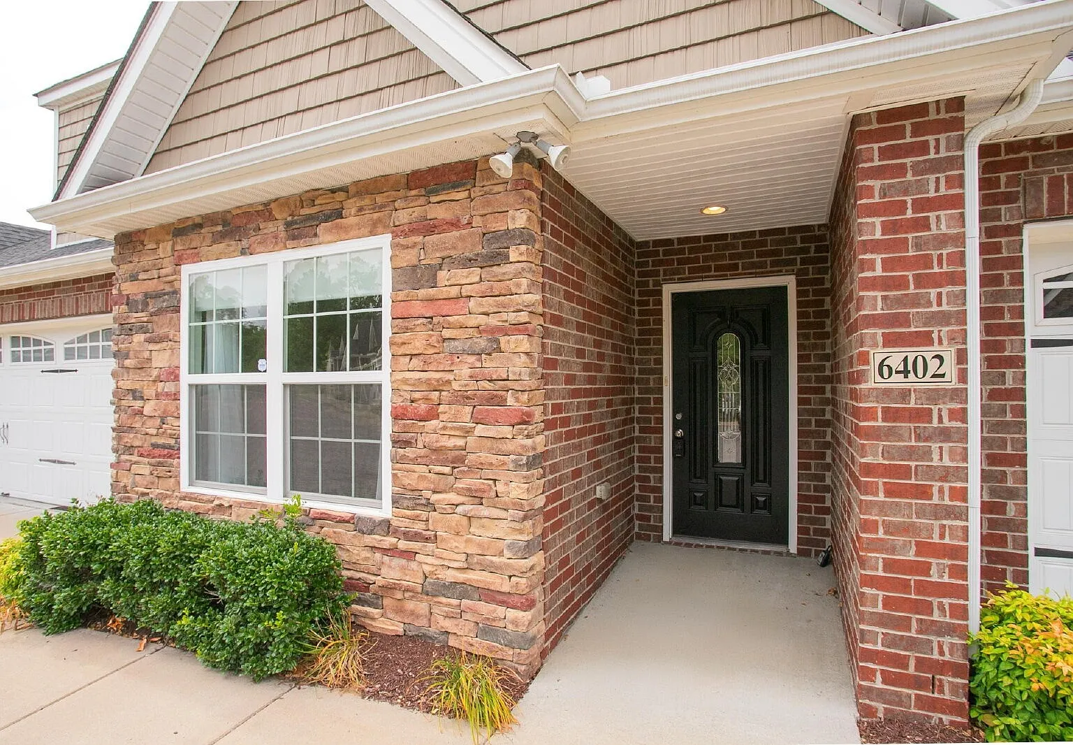 2 bed, 2.0 bath, 1324 sqft, $1,825 — Photo 3