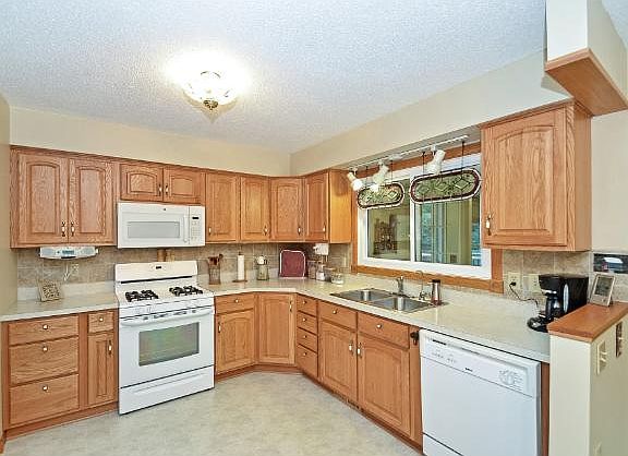 3rd image of 13064 Revere Ln N