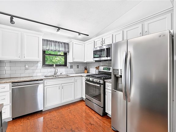 5th image of 111 Meadow Ct