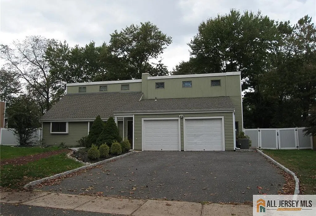 4 bed, 2.5 bath, 2116 sqft, $4,100 — Photo 1
