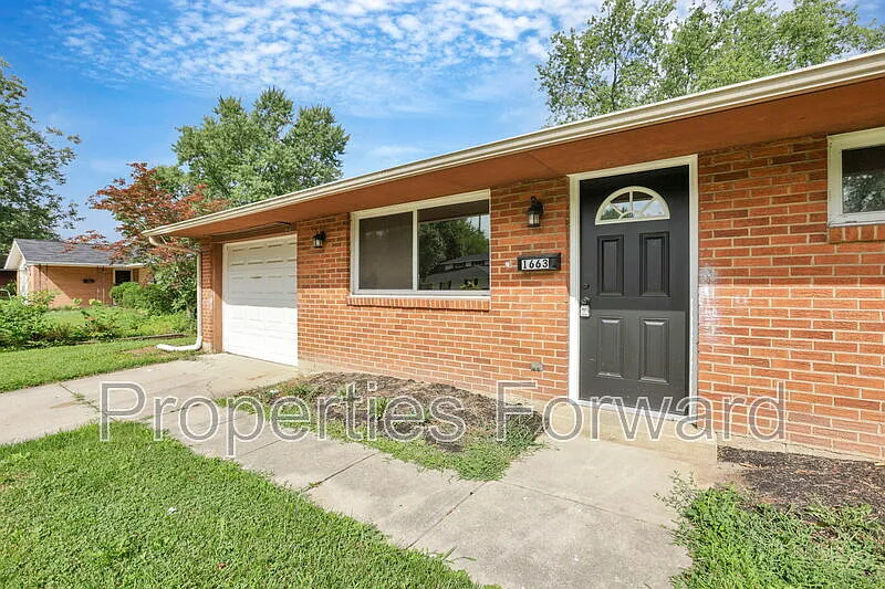 3 bed, 1.0 bath, 1098 sqft, $1,800 — Photo 2