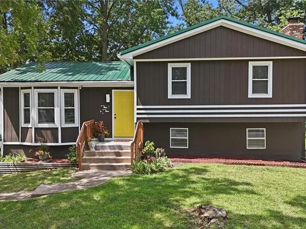 1010 E Langsford Rd, Lees Summit, MO 64086