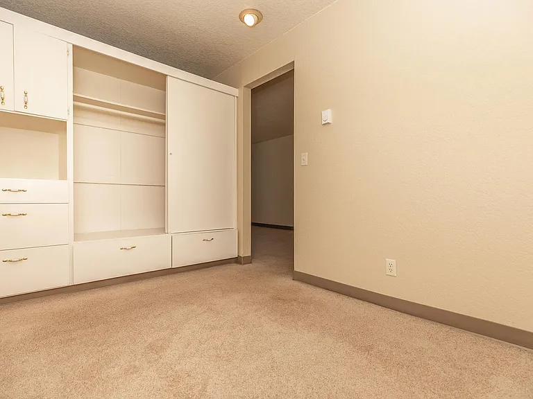Corinthian Apartments — Photo 36