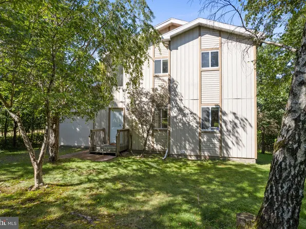 235 Colonial Ter, Albrightsville, PA 18210