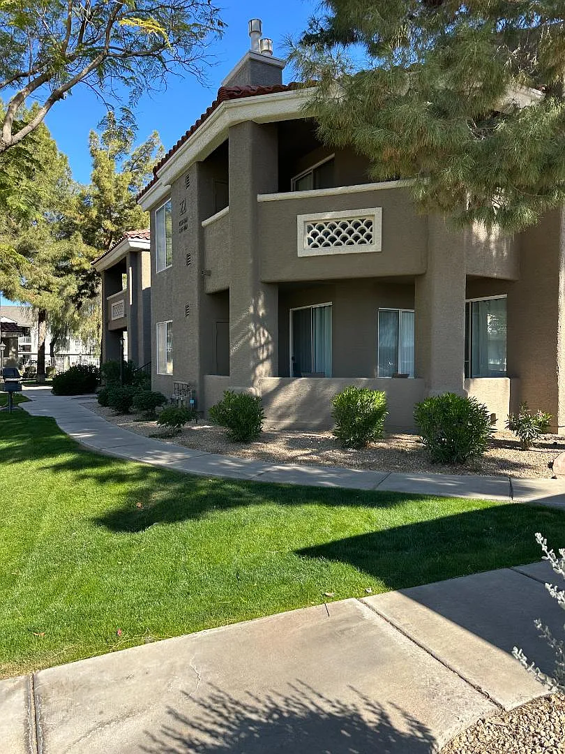 2929 W Yorkshire Dr - Yorkshire 1119 — Photo 3
