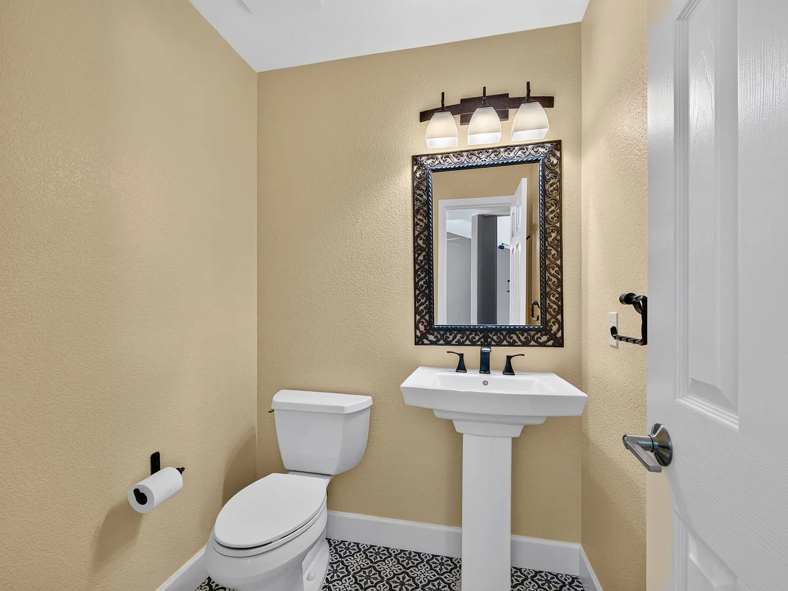 Beautifully Updated & Peaceful Townhome in S.E. Aurora | 2BD/2.5BA |$2650/mo | Available 10/01/2026 — Photo 4