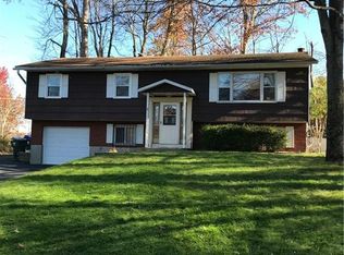 5 Kentucky Dr, Newburgh, NY 12550