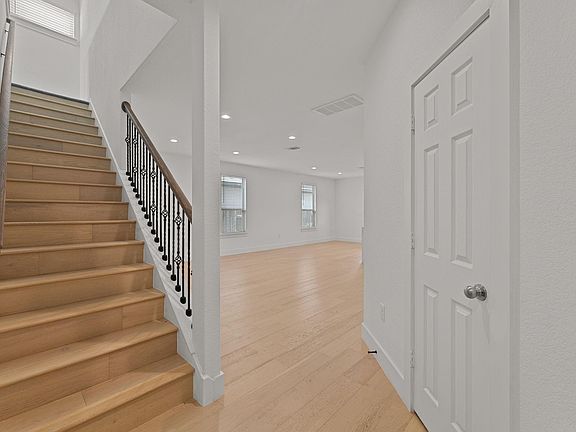 5th image of 322 Bonnet Blvd