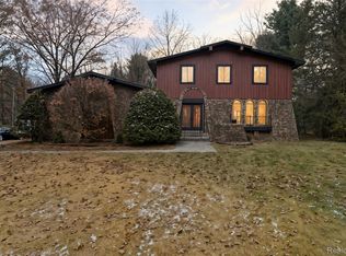 6570 Perryville Rd, Holly, MI 48442