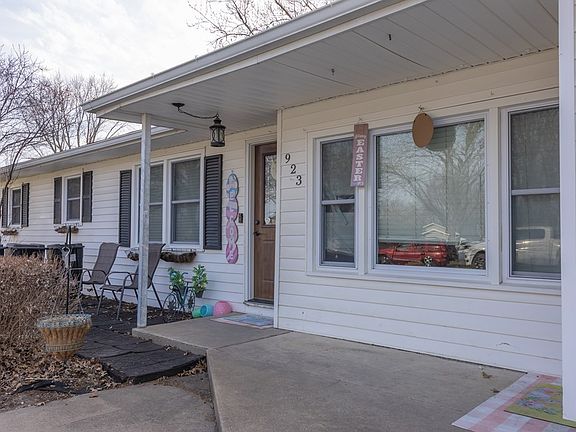 3rd image of 923 S Hardman Rd