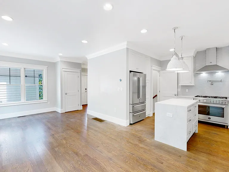 101 Sumner Rd — Photo 36