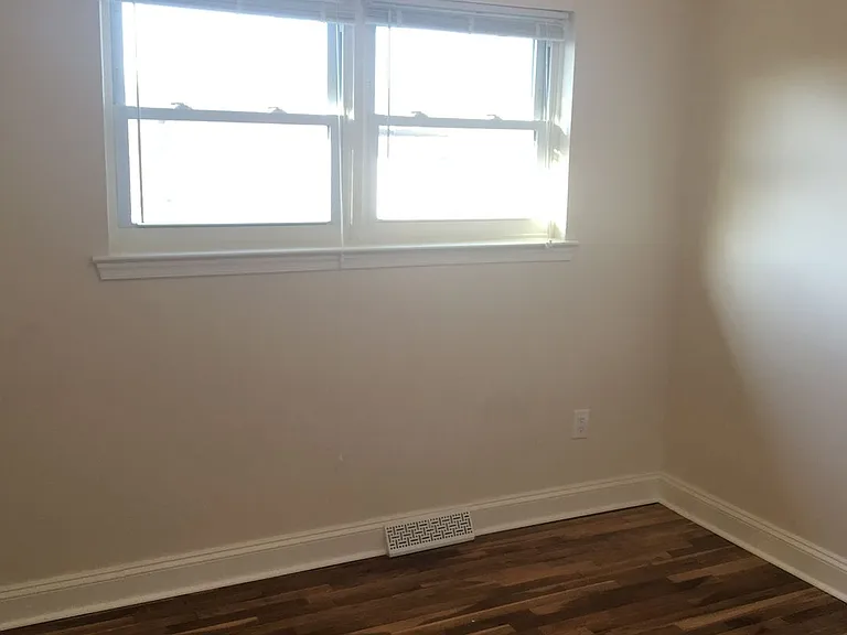438 W Chestnut St — Photo 18