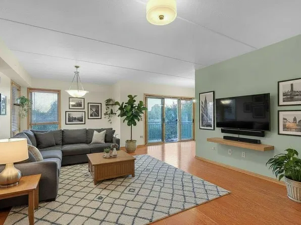 1349 E Washington St Unit 302, Des Plaines, IL 60016