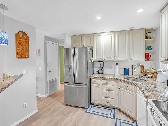 3rd image of 902 S Ruby Dr