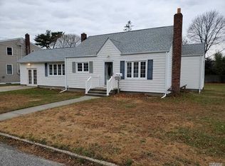39 Harris St, Patchogue, NY 11772