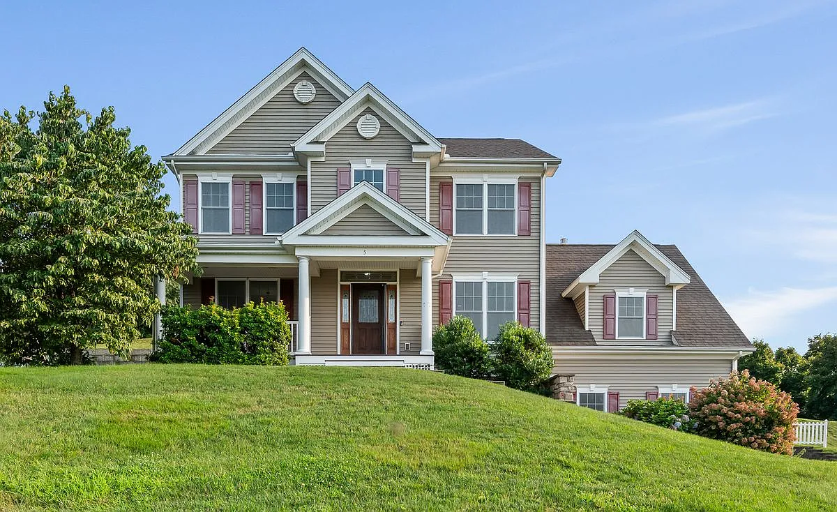 4 bed, 2.5 bath, 2564 sqft, $4,000 — Photo 1
