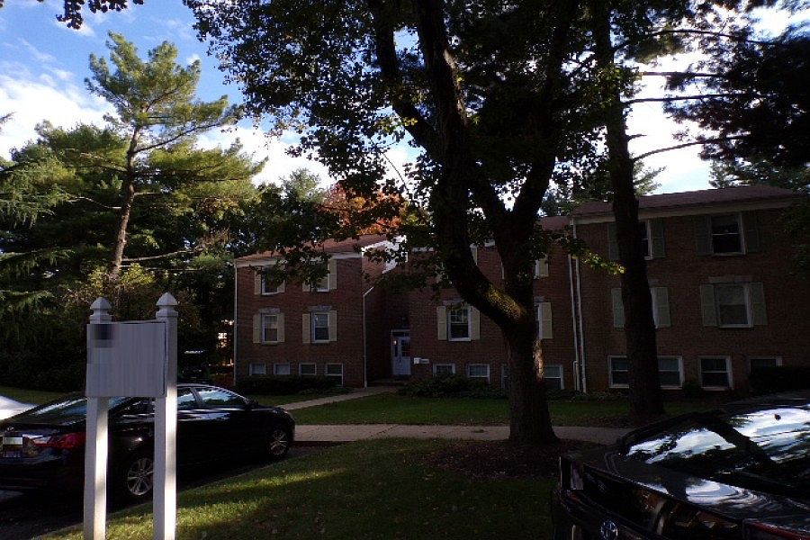 2nd image of 860 Quince Orchard Blvd #20