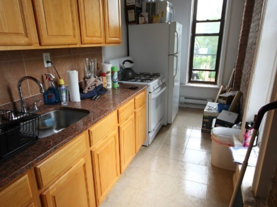 2nd image of 231 Smith St APT 6