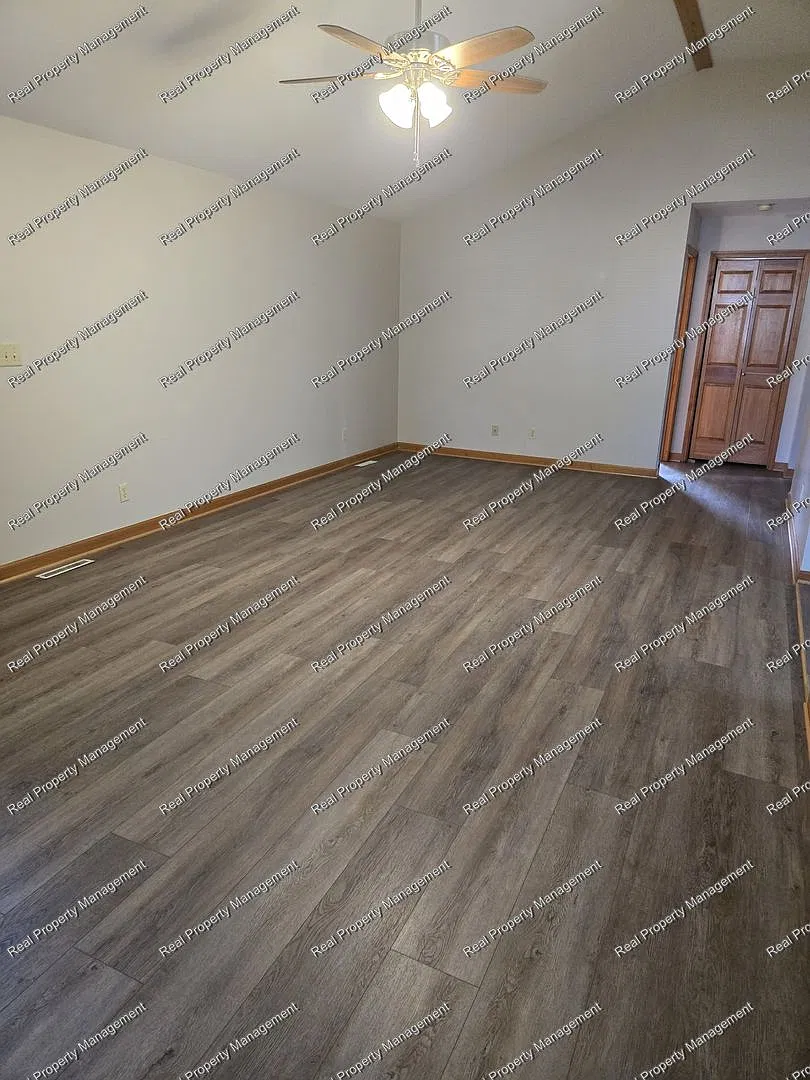 Spacious 2nd Floor 2 Bedroom Apartment — Photo 4