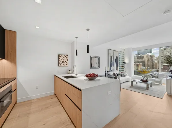 312 West 43rd Street image 4 of 32