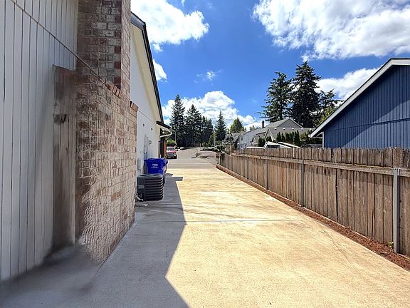 2nd image of 189 Crestwood St