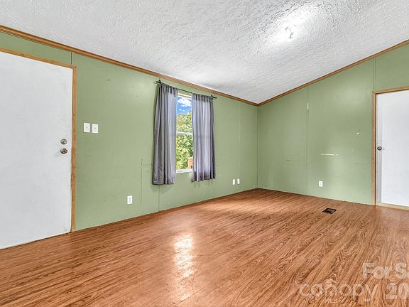 5th image of 12 Green Cove Ln