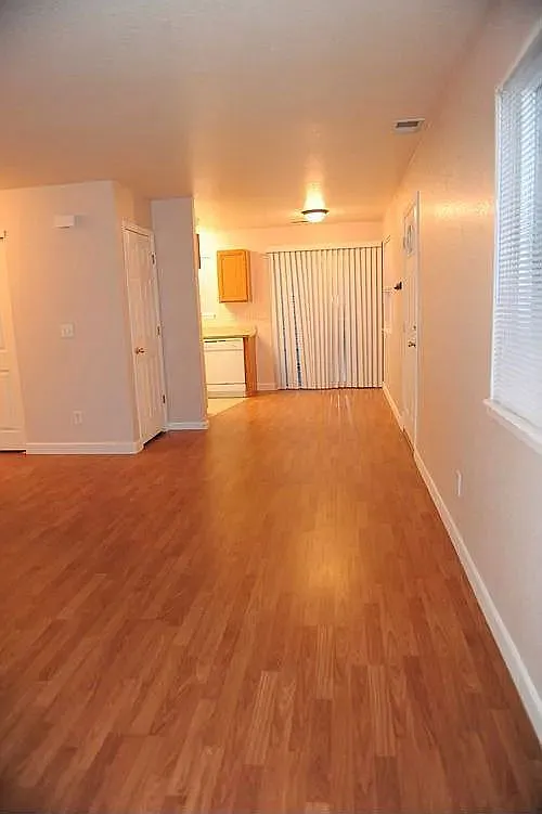 3 bed, 2.0 bath, 1058 sqft, $2,195 — Photo 3