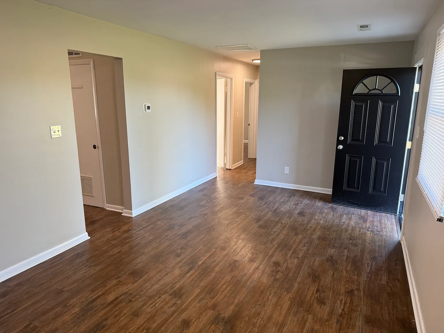 3 bed, 936 sqft, $1,550 — Photo 4