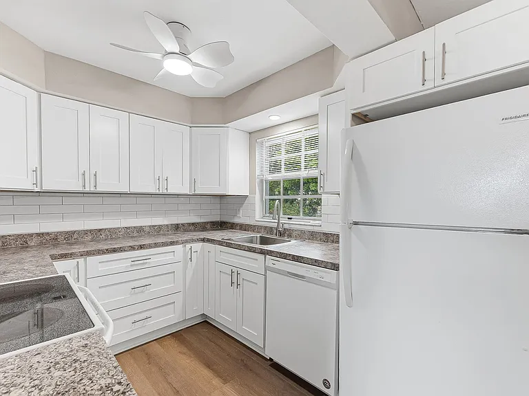 1514 Edgewater Cir #2 — Photo 11